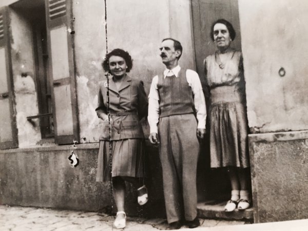 Là vous êtes tous les trois devant la maison de Montceaux en 1947... #Madeleineproject https://t.co/gEX4ojsC7i
